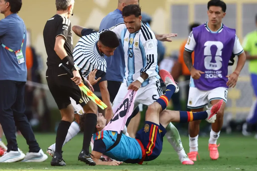 Fifa pune Argentina com público restrito por casos de racismo e suspende Paredes por 10 jogos