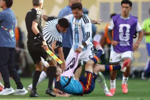Fifa pune Argentina com público restrito por casos de racismo e suspende Paredes por 10 jogos
