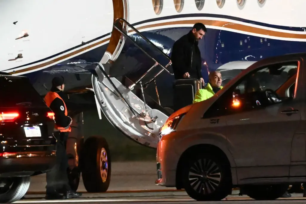 Messi chega à Rosário para se despedir do pai, e Inter Miami faz minuto de silêncio em jogo