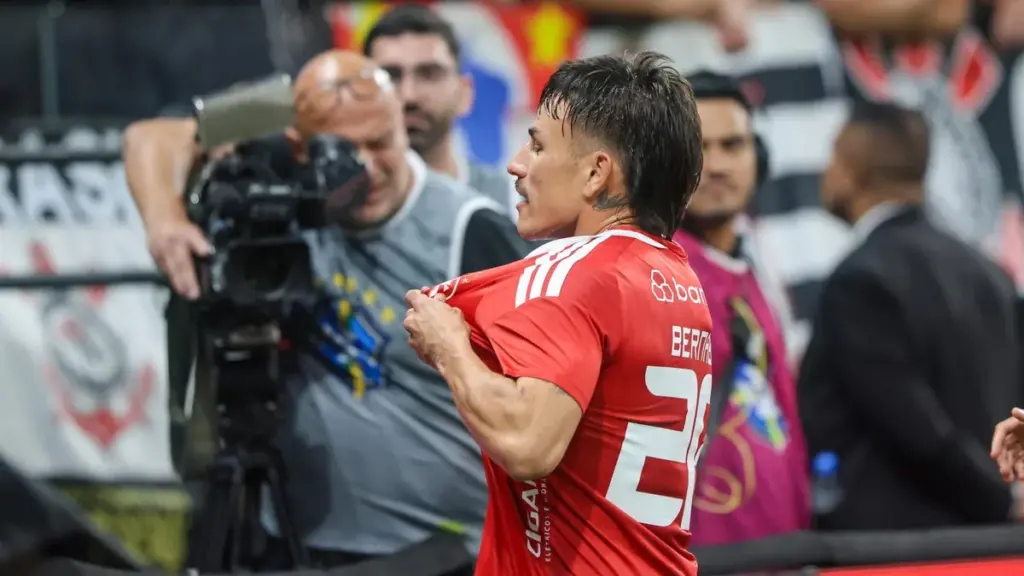 Casagrande: Diniz usa estratégia fraca, só de cruzamentos, e Corinthians é eliminado