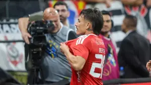 Casagrande: Diniz usa estratégia fraca, só de cruzamentos, e Corinthians é eliminado