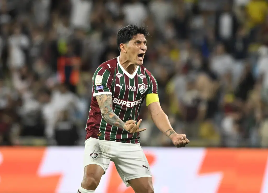 O que significa gesto de punho cerrado acima da cabeça que Daronco fez em Fluminense x Palmeiras durante 'confusão'? Entenda nova regra