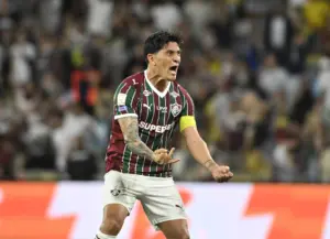 O que significa gesto de punho cerrado acima da cabeça que Daronco fez em Fluminense x Palmeiras durante 'confusão'? Entenda nova regra