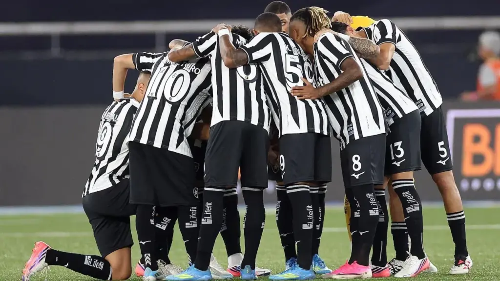 Meia tropeça sozinho, grita de dor e é substituído em Botafogo x Flu