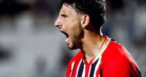 Aos 42 min do 1º tempo - gol de fora da área de Pablo Maia do São Paulo contra o Coritiba
