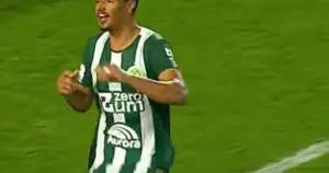 Coritiba vence Chapecoense, encerra jejum de vitórias e cola no G5