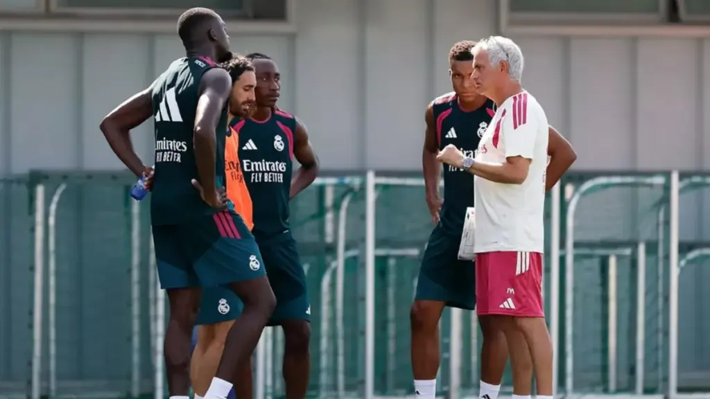 Mbappé e Vini brilham, e Real Madrid goleia em dia de homenagem no Bernabéu