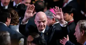Infantino encontra presidente da Conmebol e reforça apoio sul-americano em meio à crise na Fifa