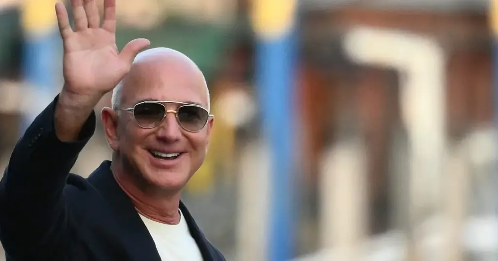 Consórcio com Bezos e bilionário brasileiro compra parte do Liverpool