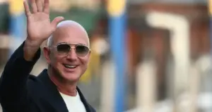 Consórcio com Bezos e bilionário brasileiro compra parte do Liverpool