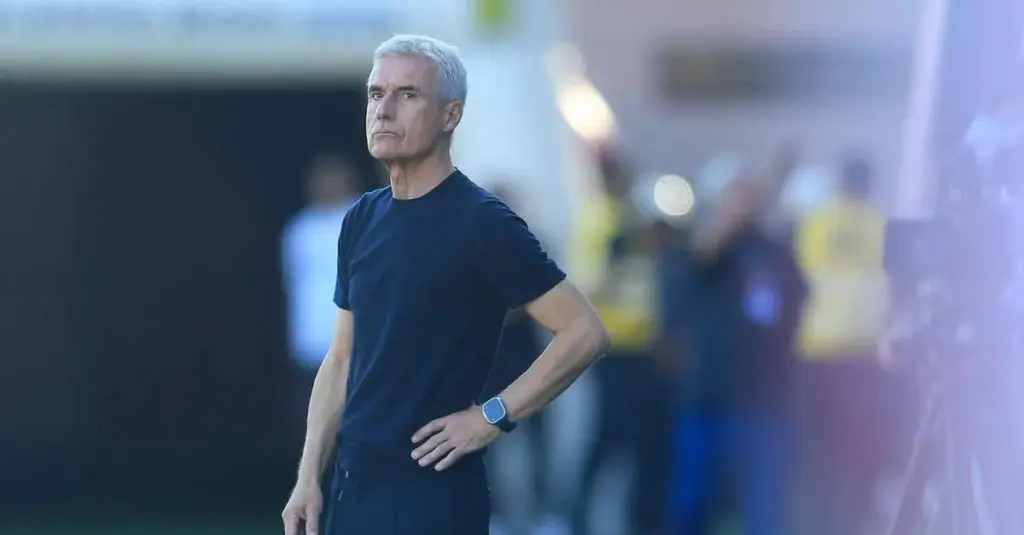 Entrou ou não? Gol do Bragantino contra o Grêmio é anulado após checagem do VAR; veja o lance