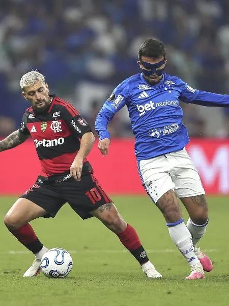Arrascaeta e Matheus Henrique durante o Cruzeiro x Flamengo pela Libertadores