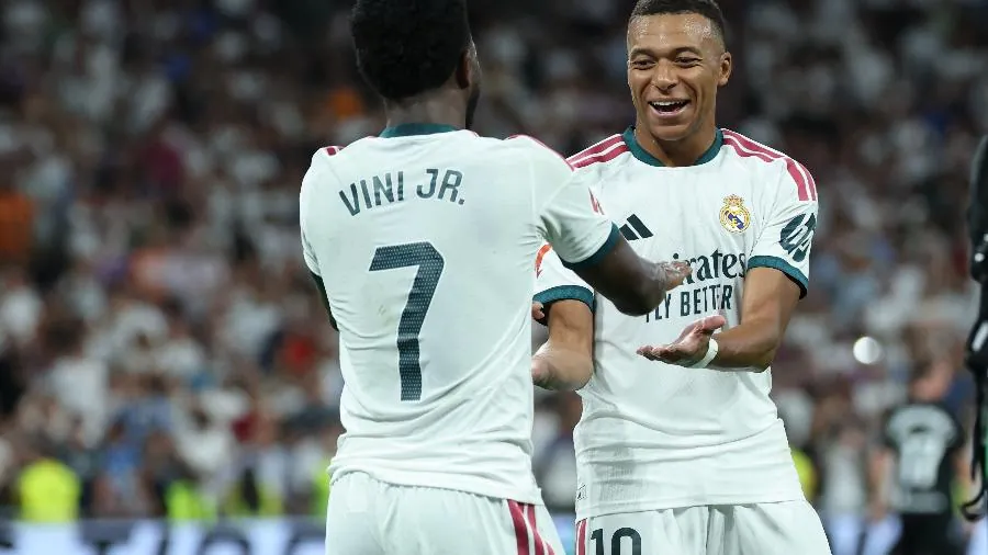 Mbappé comemora gol com Vini Jr pelo Real Madrid contra a Real Sociedad pelo Campeonato Espanhol