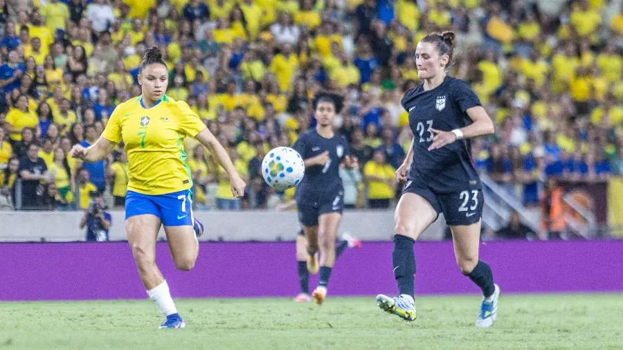 Dudinha, jogadora da seleção brasileira feminina, durante amistoso contra a seleção feminina dos EUA