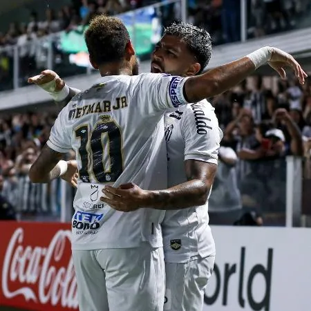 Neymar e Gabigol comemoram gol do Santos sobre o Macará pela Sul-Americana
