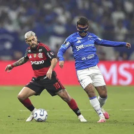 Arrascaeta e Matheus Henrique durante o Cruzeiro x Flamengo pela Libertadores