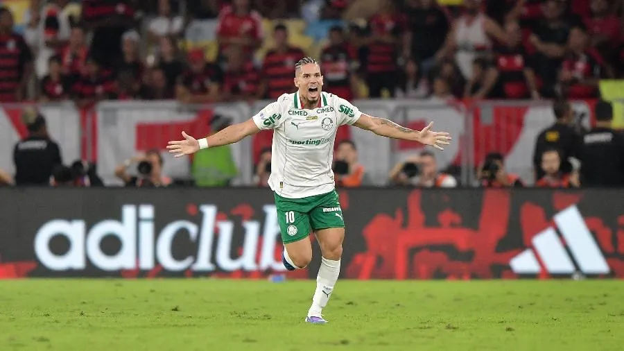 Paulinho comemora gol do Palmeiras contra o Flamengo