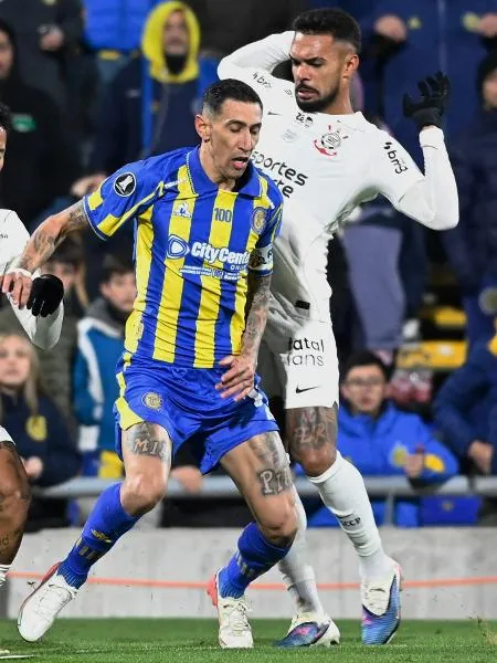 Di Maria e Raniele disputam bola em jogo pela Libertadores