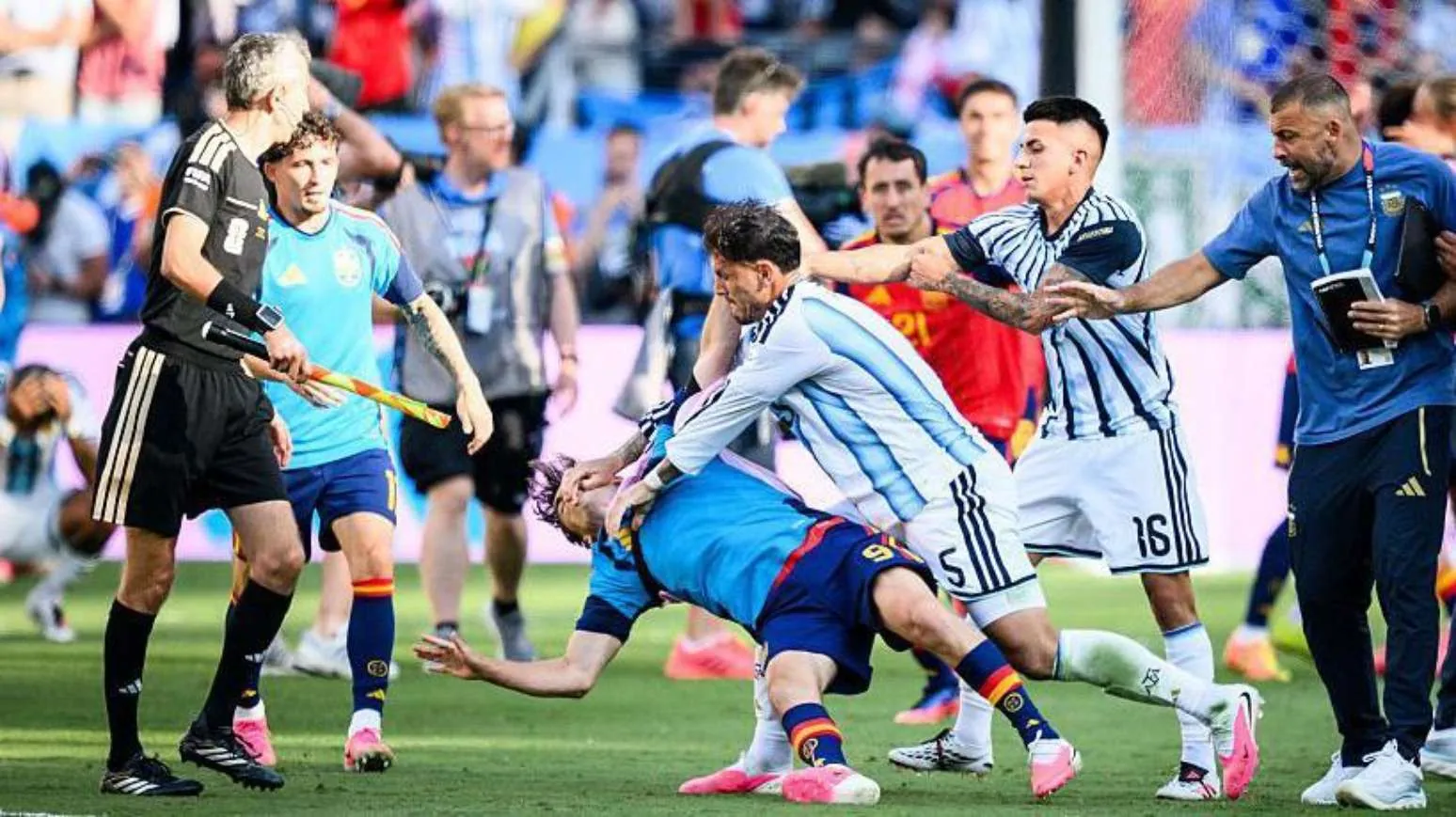 Paredes agarrou Eric García pelo pescoço e derrubou Gavi no chão durante uma disputa, antes de acertá-lo no rosto