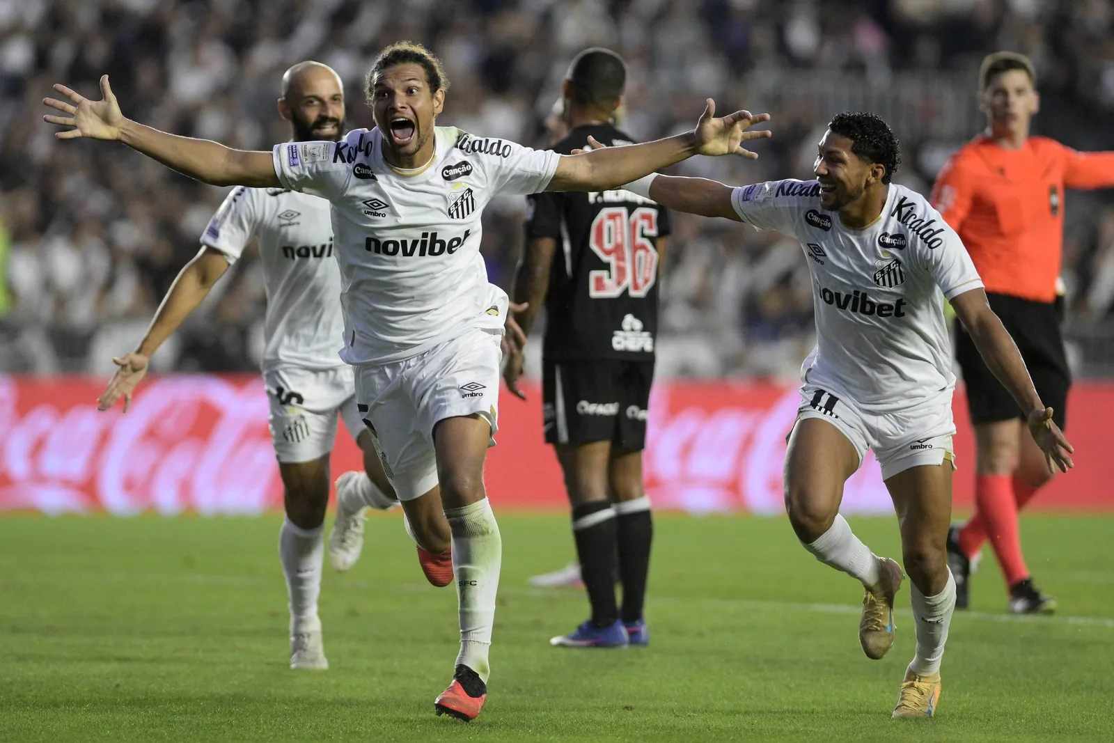 Willian Arão celebra o segundo gol da vitória do Santos; o goleiro Léo Jardim saiu mal, socou a bola no peito do adversário e a viu morrer na rede -Dhavid Normando/Código19/Ag. O Globo