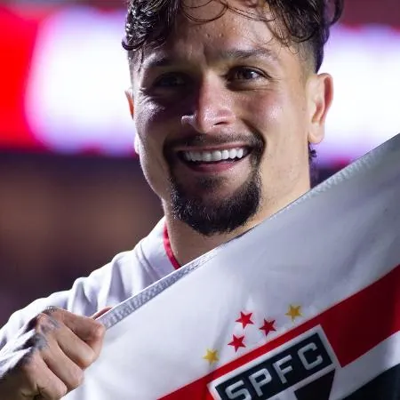 Artur comemora gol sobre o Boston River na bandeirinha de escanteio do Morumbis