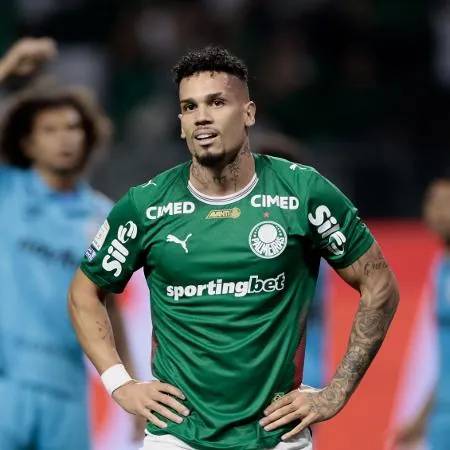 Paulinho, atacante do Palmeiras, em ação contra o Santos, no Brasileirão