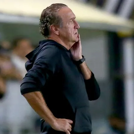Cuca tem mais uma atividade no CT Rei Pelé para montar o quebra-cabeça defensivo