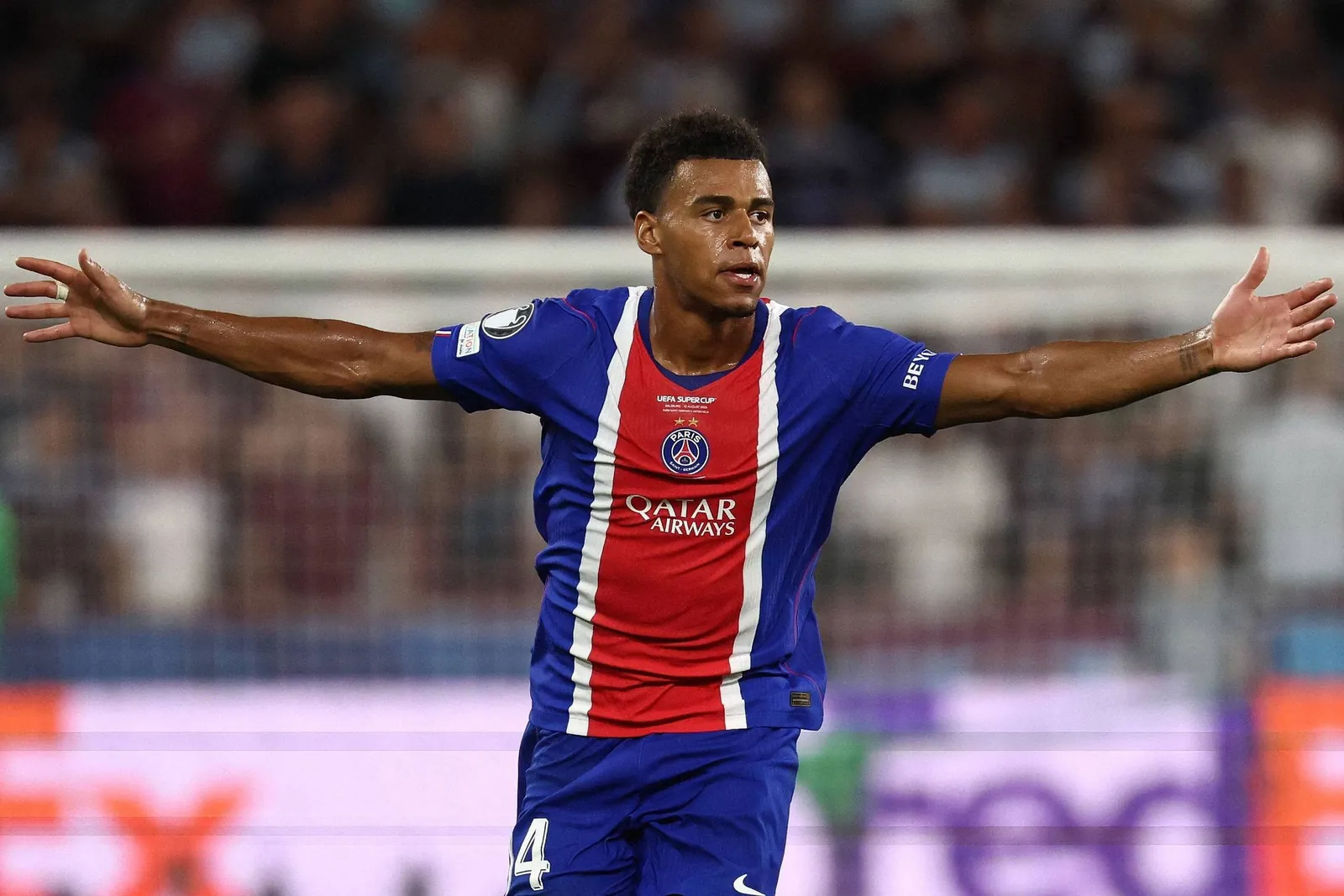 O atacante Désiré Doué celebra, com atraso, o gol do tÃtulo do PSG -Franck Fife/AFP