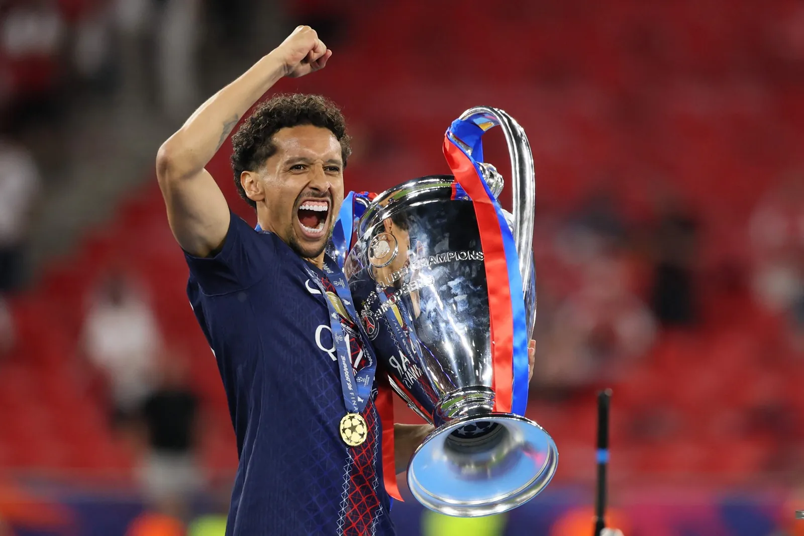 Capitão do PSG, Marquinhos comemora o bicampeonato da Liga dos Campeões — Foto: Odd ANDERSEN / AFP