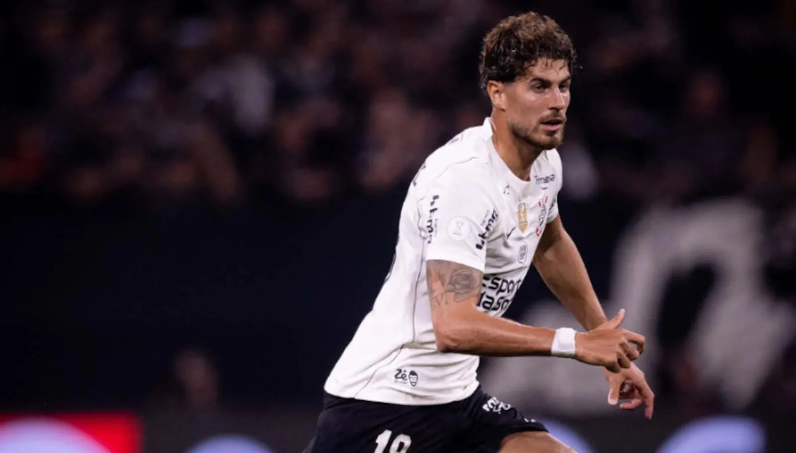 Pedro Raul em ação com a camisa do Corinthians diante do Inter