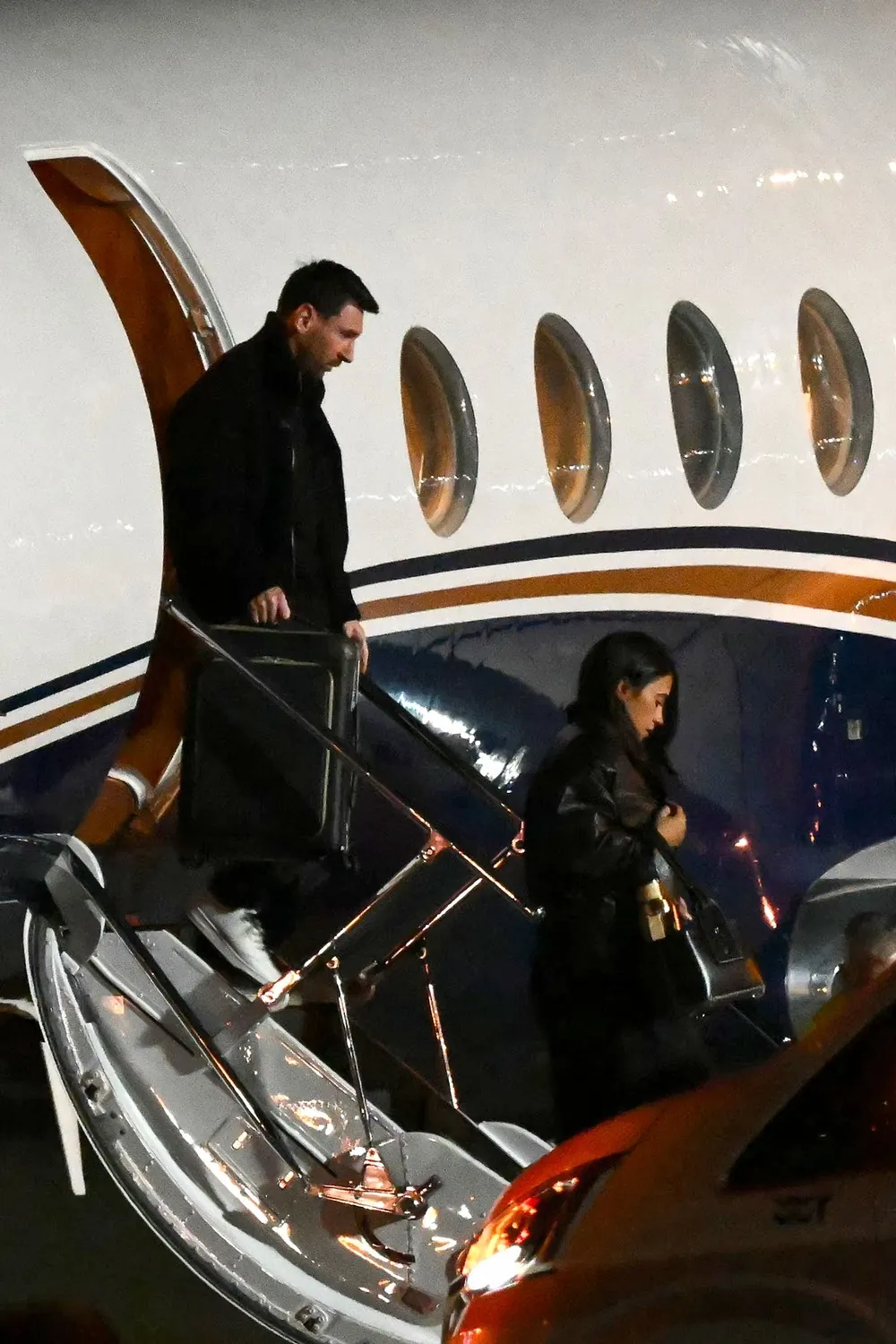 Messi chegou em Rosário acompanhado da mulher Antonela Roccuzzo — Foto: Luis Robayo/AFP