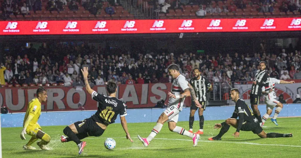 Luciano destrava, São Paulo resolve em 2 minutos e vence o Atlético-MG