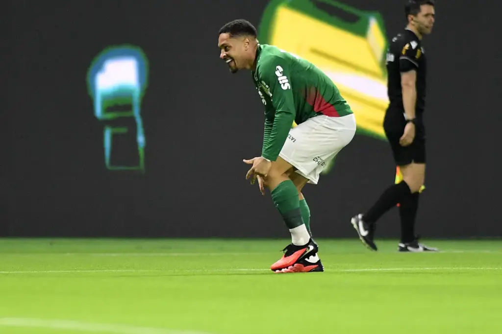 Palmeiras aproveita expulsão, vence São Paulo e joga pressão no Flamengo