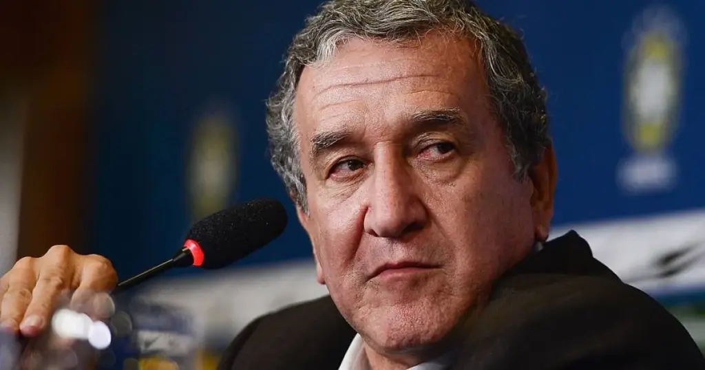 Carlos Alberto Parreira é homenageado ao receber alta após 80 dias internado: "Agradecido pelo carinho"