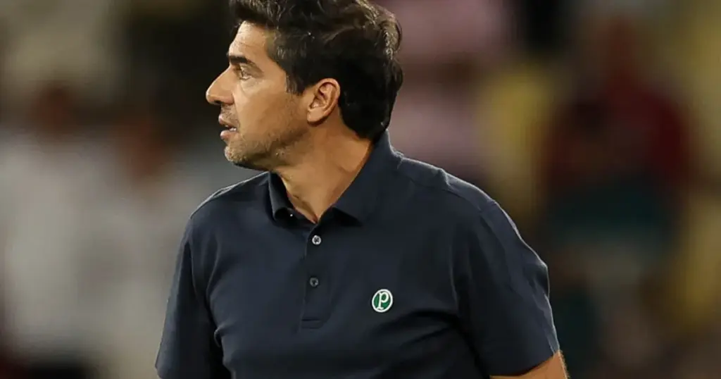 Abel Ferreira é punido com dois jogos de suspensão por chutar microfone