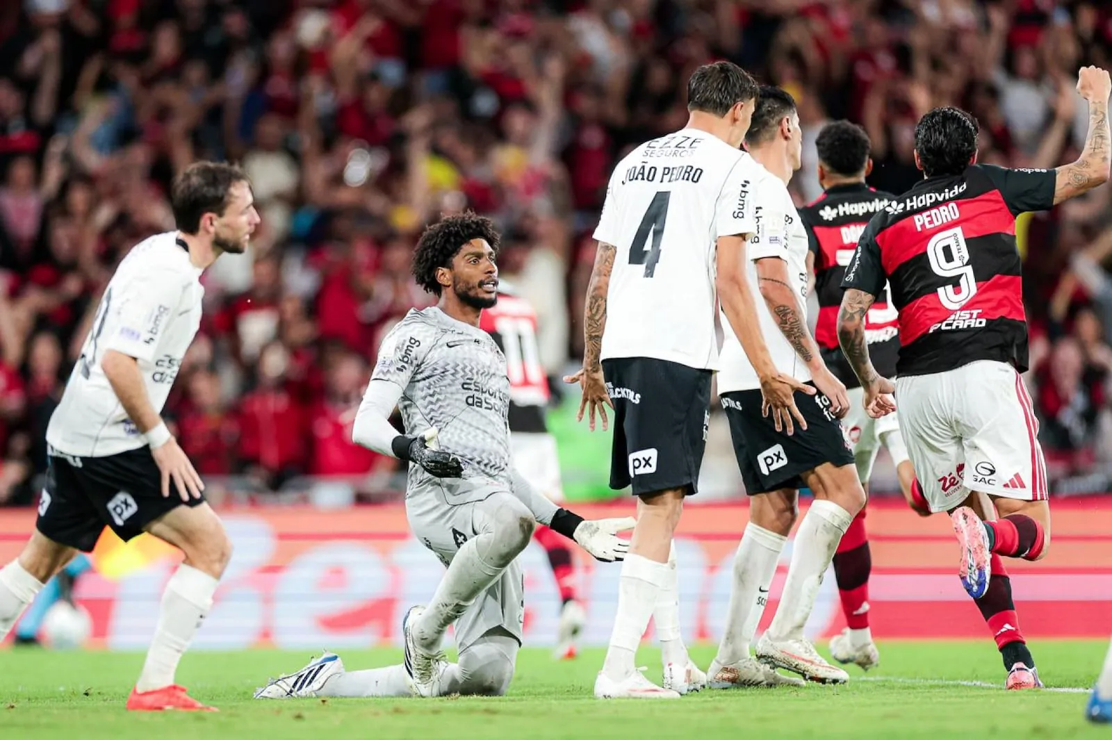 O Flamengo pressionou o Corinthians do início ao fim do jogo. O time de Diniz só melhorou quando colocou titulares, como Garro e Bidon. Mas mereceu a derrotaGilvan de Souza/Flamengo