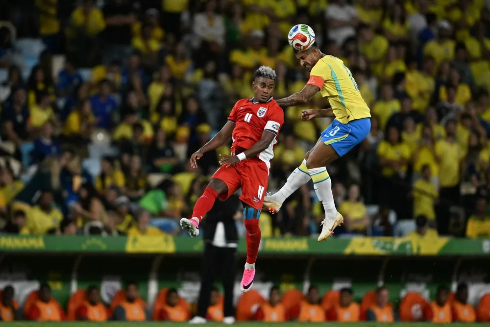 Danilo, do Brasil, no amisto de preparação para a Copa contra o Panamá no Maracan — Foto: Mauro PIMENTEL / AFP
