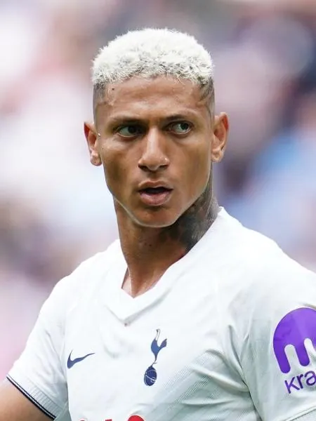 Richarlison em ação durante jogo entre Tottenham e Hoffenheim