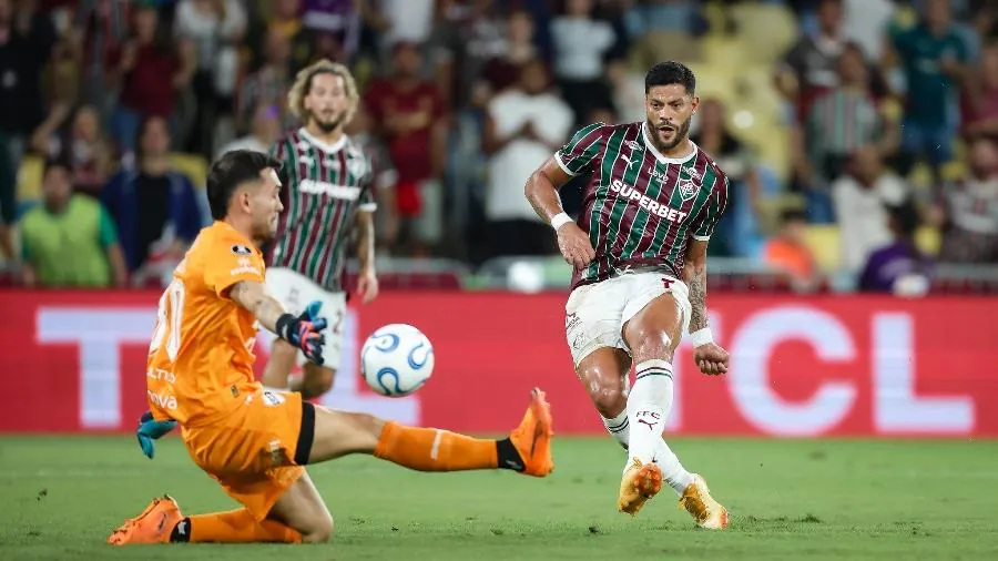 Hulk finaliza para fazer o segundo gol do Fluminense contra o Platense, pela Libertadores