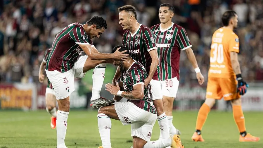 Hulk, agradecido, lustra a chuteira de Ganso