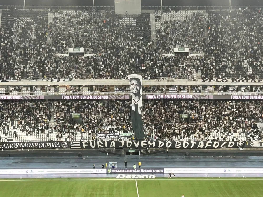 Bandeira do Botafogo exibe bandeira de Marlon Freitas pintada como Judas — Foto: Leonardo Siqueira / O Globo