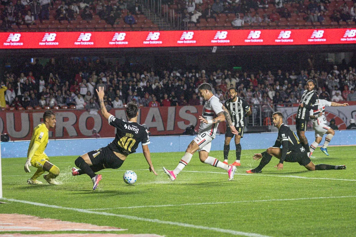Luciano marca gol pelo São Paulo contra o Atlético-MG, no Brasileirão.Foto:Taba Benedicto/Estadão